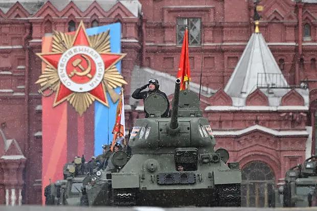 普京的“核公文包”亮相红场，拎在保镖手中，却也时刻在总统身旁（组图） - 8