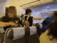 离谱！台湾飞美国航班上两男子因抢座大打出手，空姐劝架也被打了…（组图）