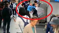 视频曝光！悉尼华翁城铁站遇袭，引得大批路人围观，袭击者被罚$600（视频/组图）