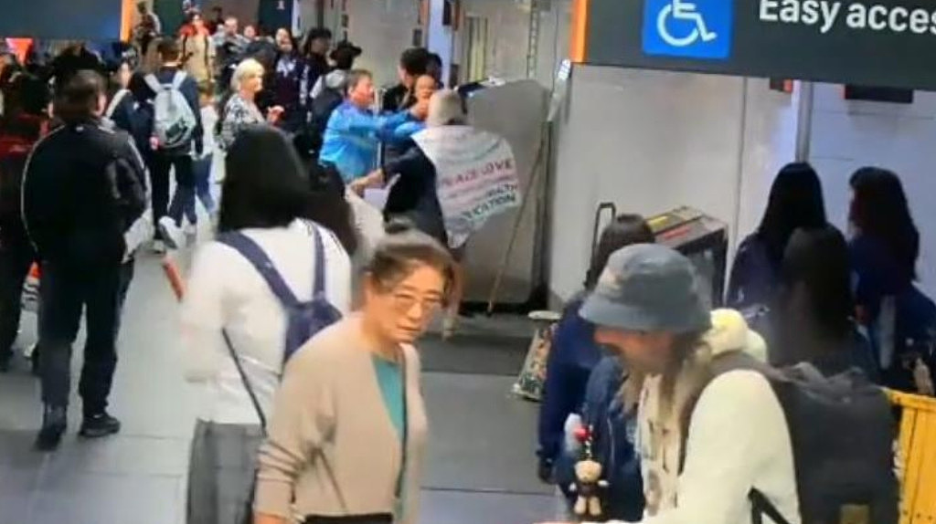 视频曝光！悉尼华翁城铁站遇袭，引得大批路人围观，袭击者被罚$600（视频/组图） - 5