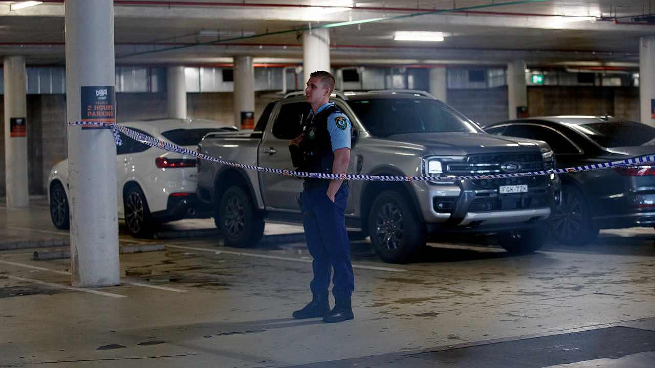 Man, 45, hands himself into police following stabbing of woman at car park  near Crunch Fitness in Alexandria | Sky News Australia