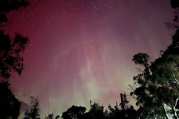 Aurora Australis as seen from Stapleton Beach, Tasmania at about 7pm Saturday. 