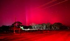 超强地磁爆来袭，绝美粉色极光点亮澳洲夜空