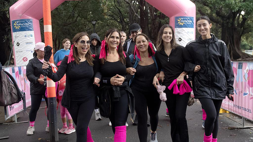 悉尼今日惊现一抹粉色！数千人冒雨参加慈善赛跑，为癌症研究出力（组图） - 2