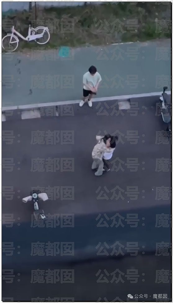 震惊！钓鱼男生遇3个小仙女被海浪冲下后，救人湿身反被报警？（组图） - 18