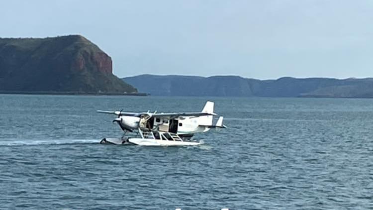 据目击者称，5月7日，一架水平瀑布水上飞机冒险飞机与一艘船相撞。