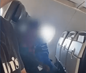 “长达20分钟”，国际航班上男女当众发生性行为，炸裂视频疯传（组图）