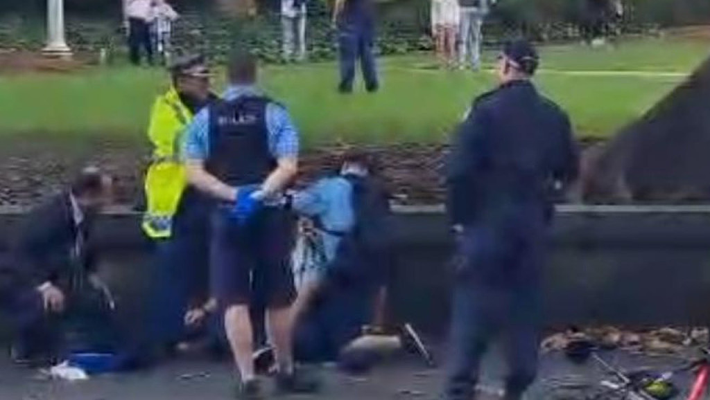 最新！悉尼CBD突发持刀伤人，警员头部被砍2刀紧急送医，歹徒大喊“朝我开枪”（组图） - 5