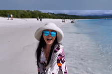 田震晒澳洲海滩泳装视频！网友疯狂留言： 速速回国