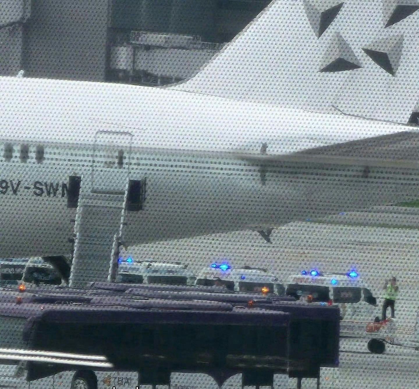 2死30伤！新加坡航空一客机紧急迫降曼谷机场（组图） - 2