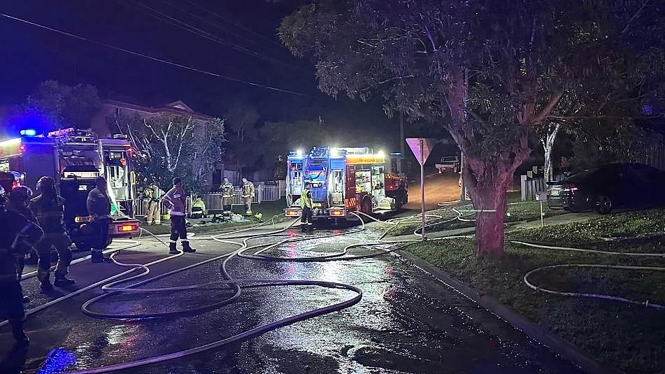 疑因电动自行车锂电池故障，悉尼民宅起火被毁！大批消防员到场（组图） - 3