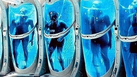 四具尸体悬浮在低温罐中的蓝色液体中。