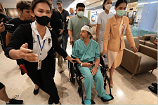 新加坡航空遇乱流致多人死伤，澳女仍在ICU抢救！丈夫遭大批工作人员“禁言”，官方致歉（组图）