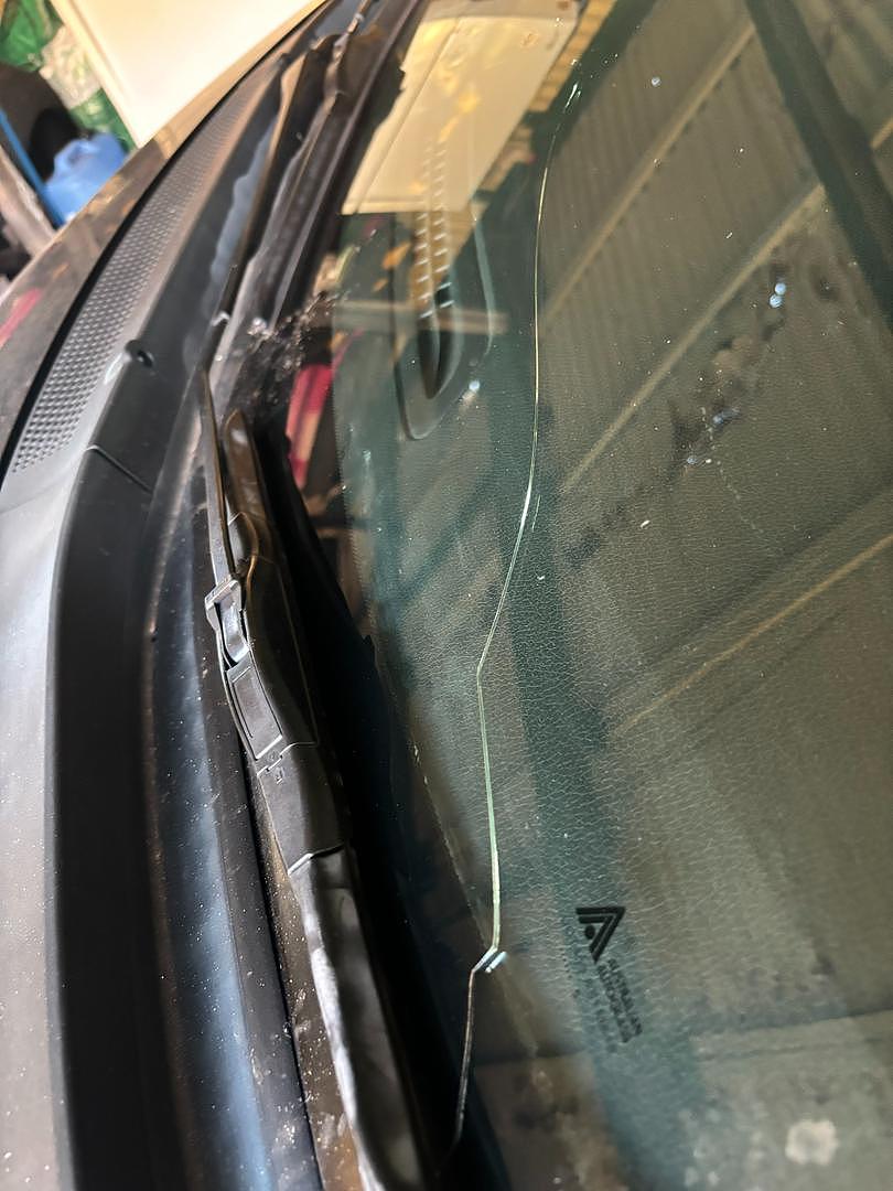 向一名老人的汽车投掷的石块使挡风玻璃破裂。