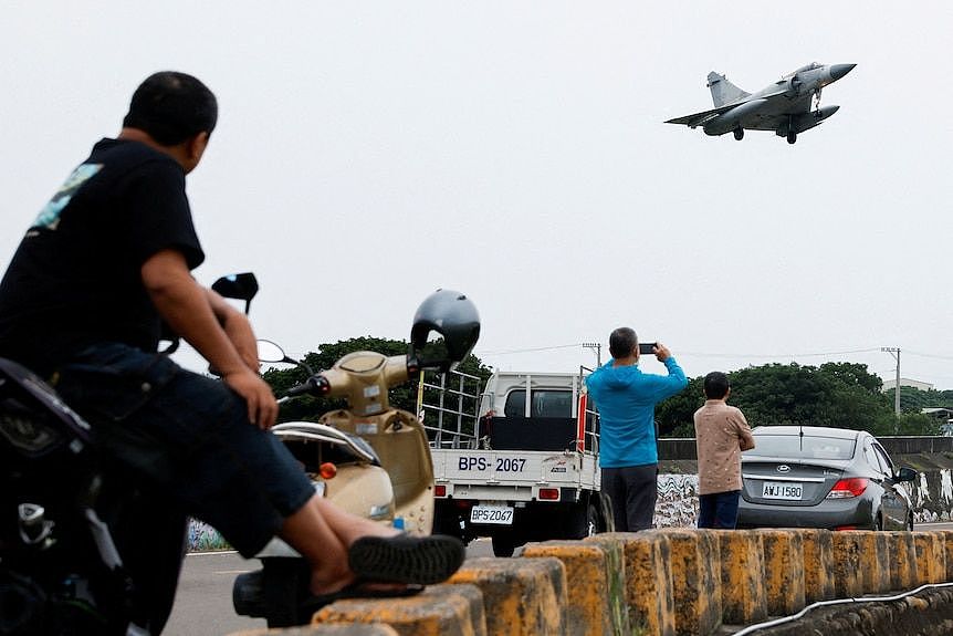 台湾空军幻影2000-5型飞机准备降落在新竹空军基地。人们驻足观看。