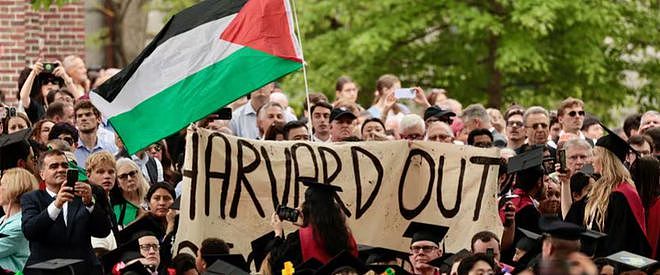哈佛毕业典礼大骚乱，13名毕业生被制裁！数百名哈佛毕业生退出典礼，抗议游行（组图） - 3