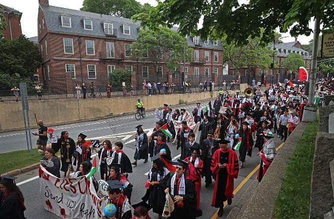 哈佛毕业典礼大骚乱，13名毕业生被制裁！数百名哈佛毕业生退出典礼，抗议游行（组图） - 1