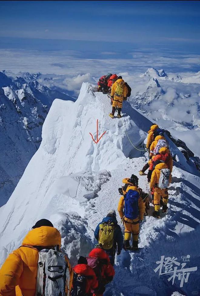 珠峰登顶“堵车”后冰架断裂，5人坠崖，2人没爬上来！旅行博主回忆惊魂瞬间：脚下的雪突然塌陷（组图） - 1