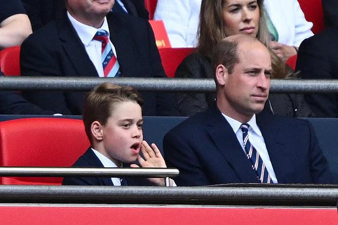 10岁乔治小王子观战足总杯，和教练握手举止得体，威廉却仍难放心（组图） - 1