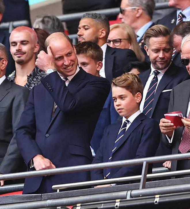 10岁乔治小王子观战足总杯，和教练握手举止得体，威廉却仍难放心（组图） - 7