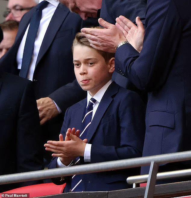 10岁乔治小王子观战足总杯，和教练握手举止得体，威廉却仍难放心（组图） - 8