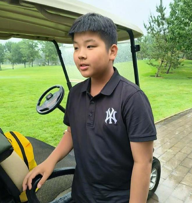 黄圣依儿子安迪获高尔夫冠军，12岁身材魁梧，典型的富家公子哥（组图） - 2