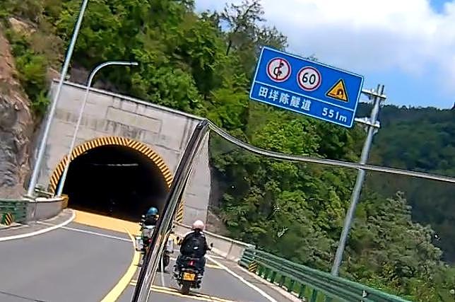 浙江69岁老人组摩托车队，9人隧道飙车致1人死亡（组图） - 4