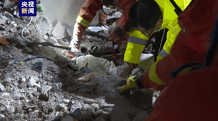 安徽铜陵坍塌居民楼失联人员已全部找到：4人死亡，1名12岁女孩正在救治中！承建方负责人已被公安机关控制（组图） - 6