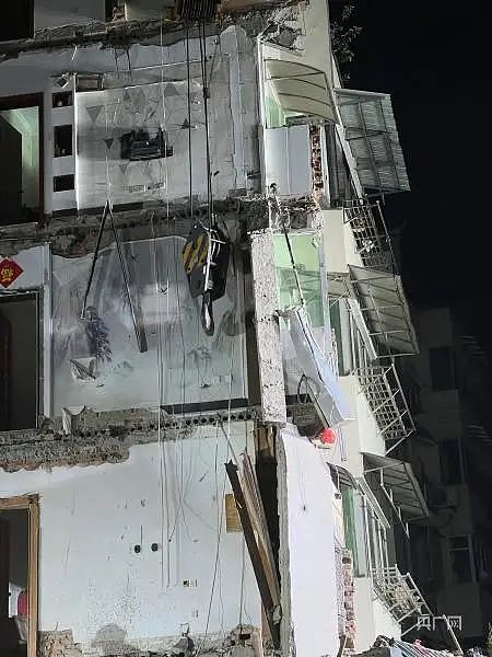 安徽铜陵坍塌居民楼失联人员已全部找到：4人死亡，1名12岁女孩正在救治中！承建方负责人已被公安机关控制（组图） - 1