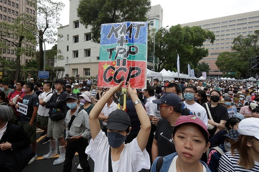 立法院外的示威民众反对这一系列旨在削弱总统权力的国会改革，指这有利于中国。