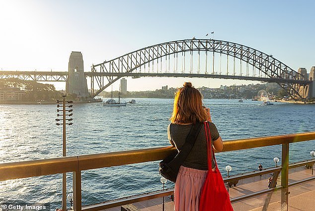 澳大利亚人编写了一份全面的指南，供游客在访问澳大利亚时遵循，以融入当地人并远离危险