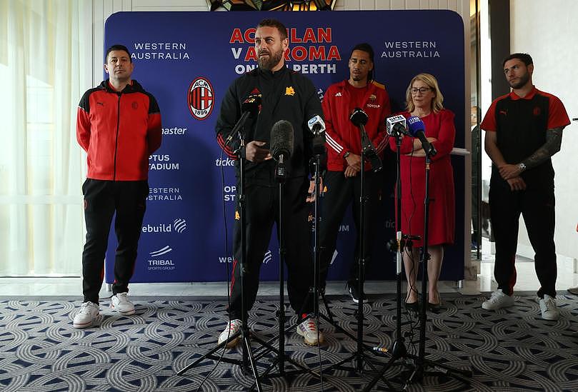 Daniele Bonera (Milan interim coach), Daniele De Rossi (Roma manager), Chris Smalling (Roma captain), minister Saffiot and Davide Calabria (Milan captain).