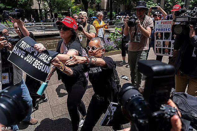 特朗普女粉丝当街掀起衣服，吓唬反对者，双方法院外混战场面失控（组图） - 2