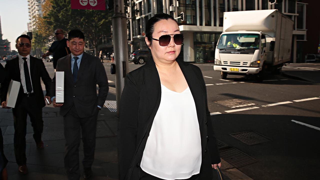 邵洁（左二）在律师团队的陪同下离开悉尼唐宁中心法庭。图片来源：Adam Yip