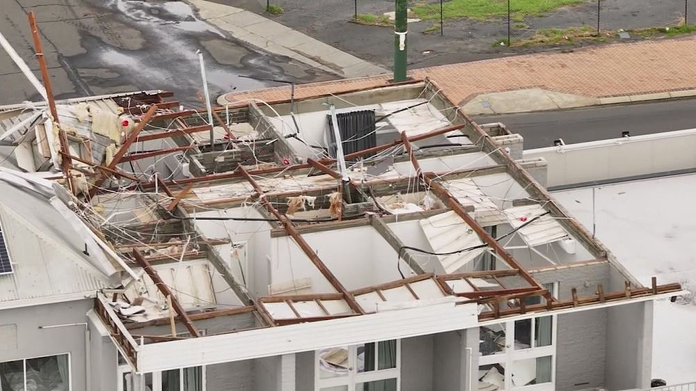 强风暴席卷西澳！珀斯酒吧屋顶被掀翻，2人受伤送医（组图） - 2