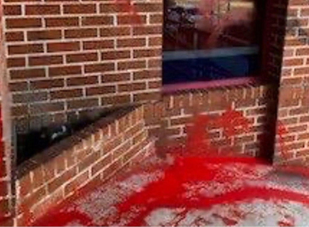 “血”溅现场！新州州长办公室遭蓄意破坏，被批“杀人犯”（组图） - 3