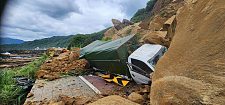 骇人画面视频曝！台湾基隆潮境公园入口“半片山”土石崩落！10车被波及2人一度被困受伤送院（视频/组图）
