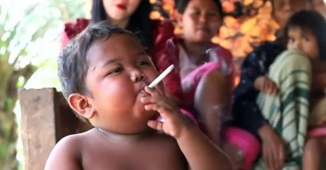 2岁男孩曾因吸烟红遍全球，每天要抽40支烟，14年后现况曝光了...（组图） - 1