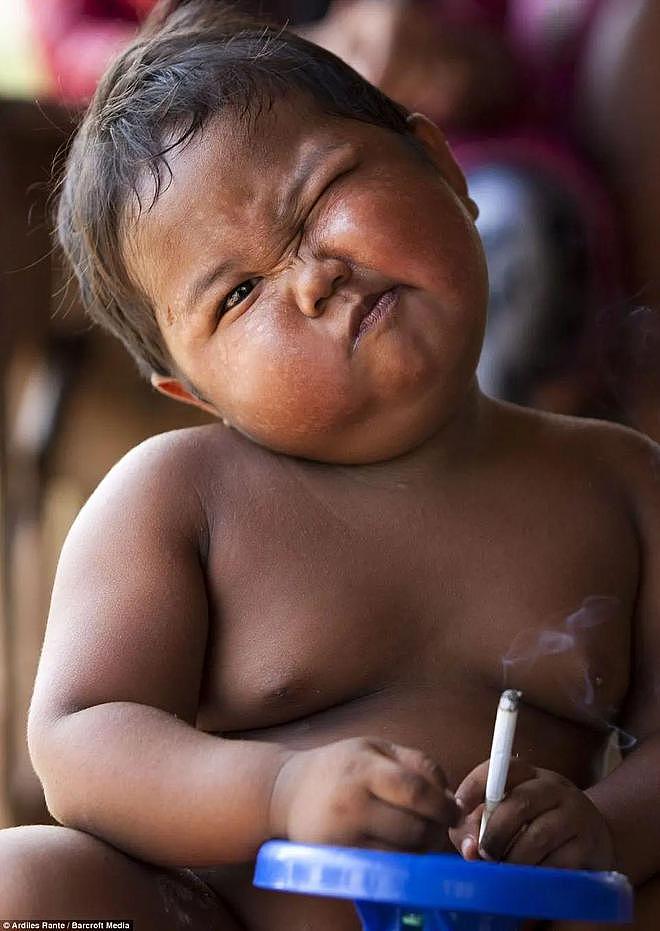 2岁男孩曾因吸烟红遍全球，每天要抽40支烟，14年后现况曝光了...（组图） - 5