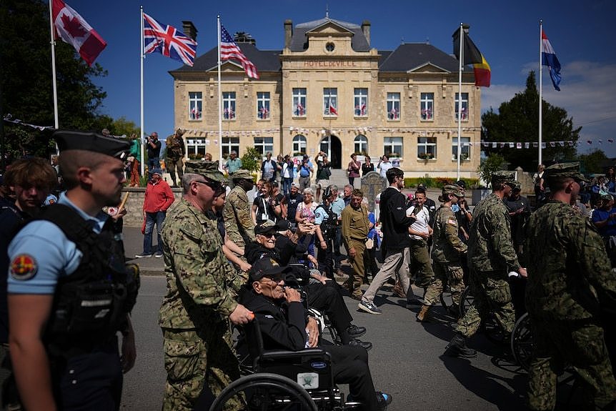 美国老兵参加在诺曼底的纪念活动。