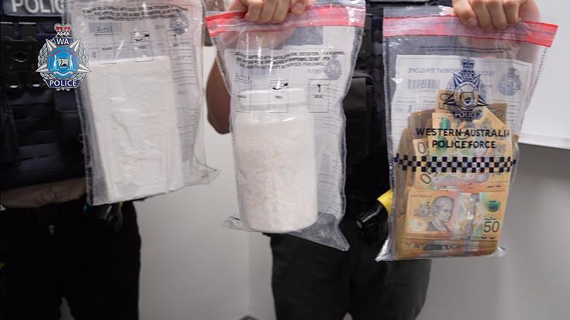 西澳警方查获的现金和可卡因袋。