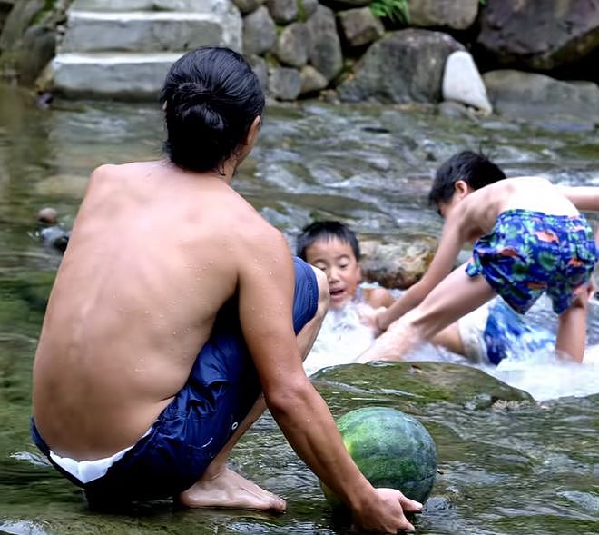 日本夫妻隐居中国农村惹争议！家中接生三个孩子，儿子遭同学嘲讽（组图） - 2