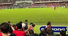 “背向球场未起立” 多名香港球迷被指侮辱国歌，被当场逮捕（组图）