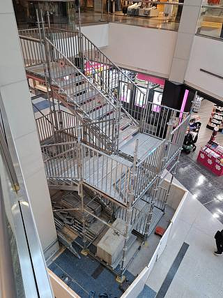 悉尼Westfield购物中心升级，临时楼梯遭吐槽！网友：哪个“大聪明”想出来的？（组图） - 2