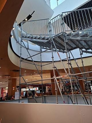 悉尼Westfield购物中心升级，临时楼梯遭吐槽！网友：哪个“大聪明”想出来的？（组图） - 3