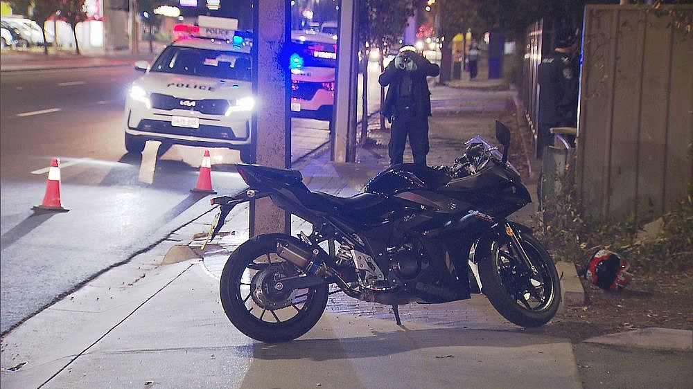 澳街头发生路怒事件，摩托车骑手被捅紧急送医（图） - 2