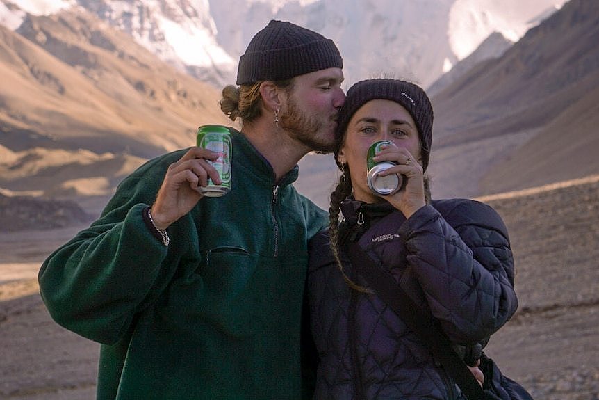 阿兰和伊莫金骑着摩托车穿越阿富汗，照片摄于西藏。