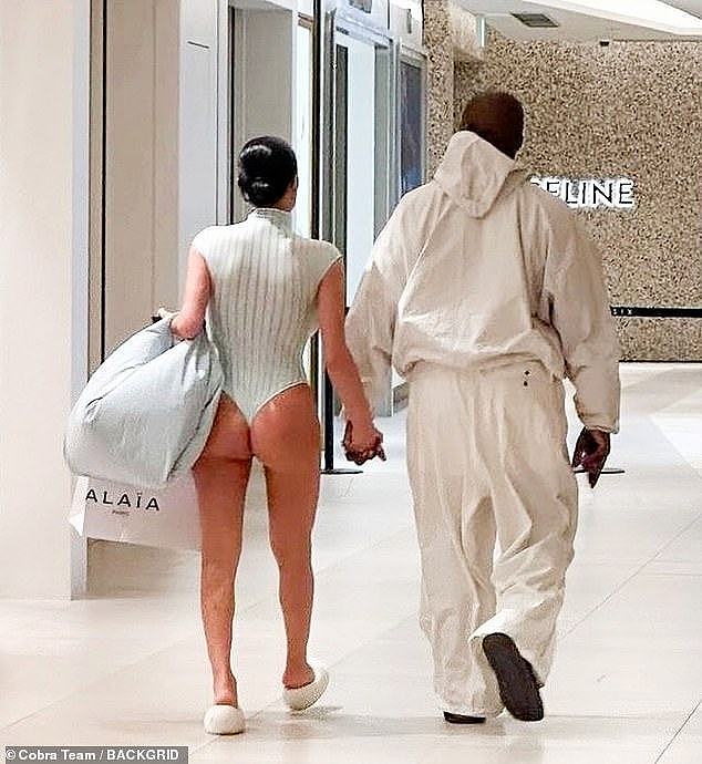 本周，Kanye West 的妻子 Bianca Censori 在东京购物时，再次展现了令人瞠目结舌的时尚风格，她身穿丁字裤紧身衣，大秀臀部。