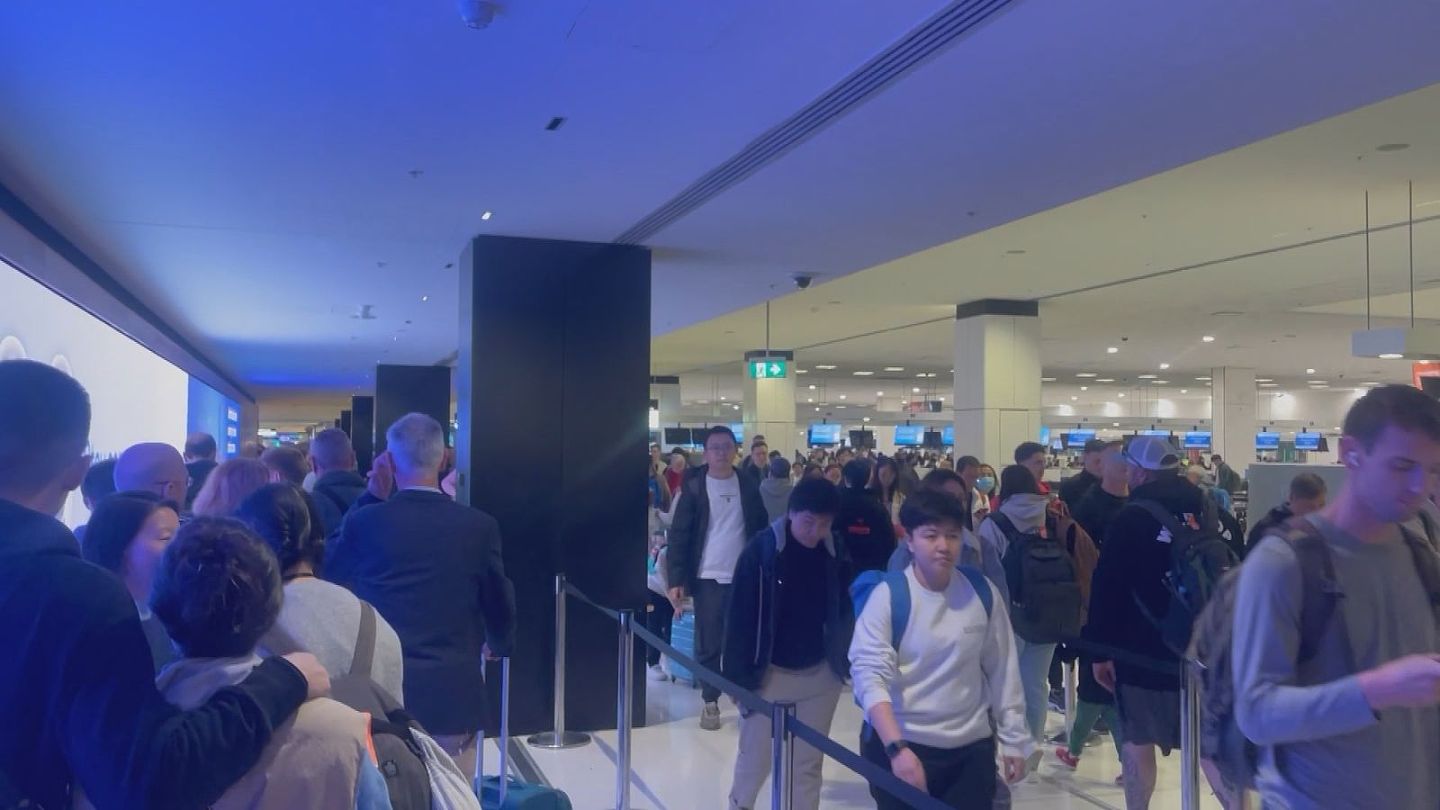自助通关系统故障，悉尼机场大排长龙！旅客疯狂吐槽（视频/图） - 2
