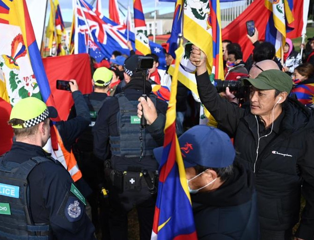 澳中总理会晤，华社欢迎队伍与抗议者激烈对峙，大批警员到场维持秩序（视频/组图） - 5